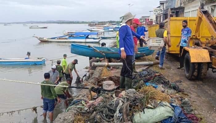 Jaga Wajah Pesisir Bone, Ratusan Personel Bersihkan Sampah di Tanggul Bajoe