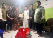 Gubernur Sulsel Salurkan Bantuan untuk Keluarga Bocah Korban Tenggelam di Pantai Depan Masjid 99 Kubah