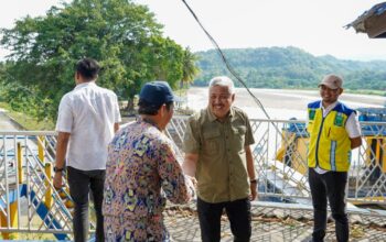 Irwan Hamid Tinjau Sawah Kering, Salurkan Bantuan Pompa Air