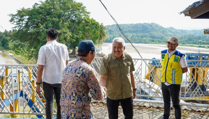 Irwan Hamid Tinjau Sawah Kering, Salurkan Bantuan Pompa Air