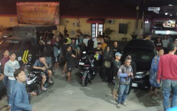 Upah Rp1,3 Miliar Tak Kunjung Dibayar, Ratusan Buruh Sekolah Rakyat Jalan Kaki 9 Km Ke Polres Bone