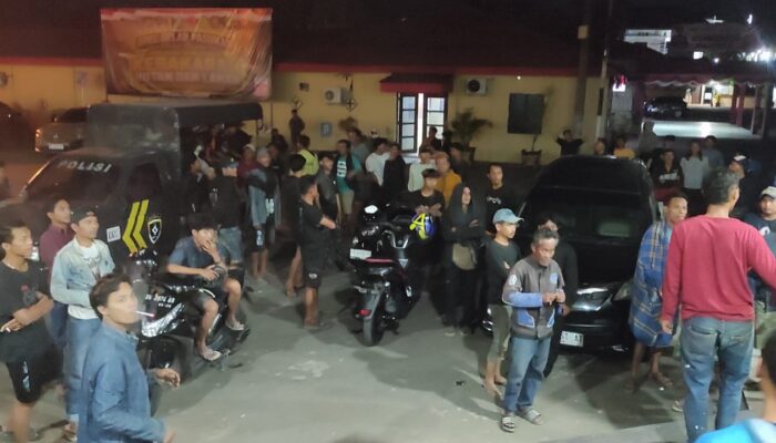 Upah Rp1,3 Miliar Tak Kunjung Dibayar, Ratusan Buruh Sekolah Rakyat Jalan Kaki 9 Km Ke Polres Bone
