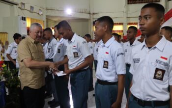 Bupati Pinrang Apresiasi Dedikasi Paskibraka, Serahkan Uang Saku Usai Bertugas