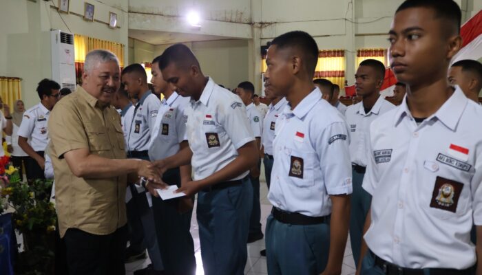 Bupati Pinrang Apresiasi Dedikasi Paskibraka, Serahkan Uang Saku Usai Bertugas