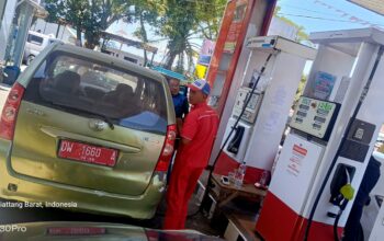 Kendaraan Dinas di Duga isi BBM Subsidi di SPBU Bone