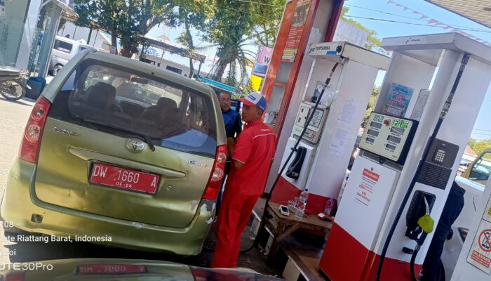 Kendaraan Dinas di Duga isi BBM Subsidi di SPBU Bone