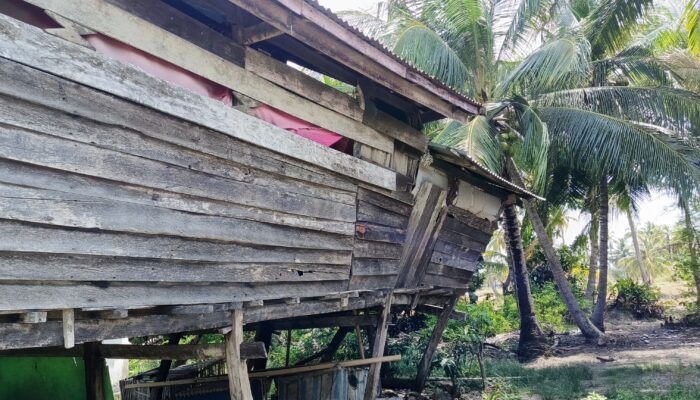 Rumah Nyaris Roboh, Ibu 51 Tahun di Bone Bertahan Bersama Anak-Anaknya dalam Ketakutan