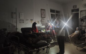Listrik Padam, Genset Tak Berfungsi, UGD Puskesmas Salotungo Soppeng Andalkan Lampu HP