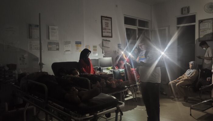 Listrik Padam, Genset Tak Berfungsi, UGD Puskesmas Salotungo Soppeng Andalkan Lampu HP