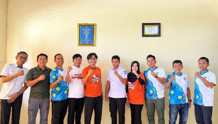 Kadis Lingkungan Hidup Aryadin Arif Lepas Atlet Ekshibisi Porprov Pickleball Soppeng ke Makassar